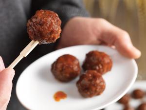 mini meatball appetizers with apricot dipping sauce recipe image