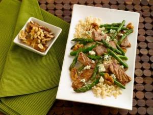 steak, asparagus and walnut stir-fry recipe image