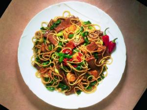 stir-fry beef & spinach with noodles recipe image